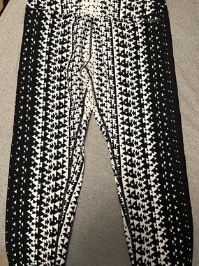 Calvin Klein Womens Black and White Triangle Print Leggings Capri
